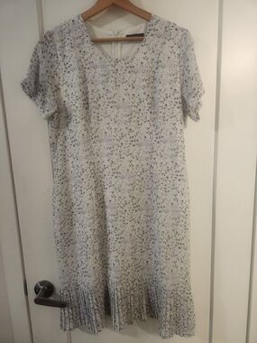 Cream Floral Short-Sleeve Maxi Dress with Pleated Hem